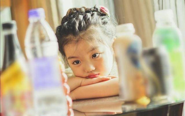 八卦爆料|阿拉蕾：4岁赚钱养弟弟，在没爱的环境带泪成长，懂事得让人心疼！