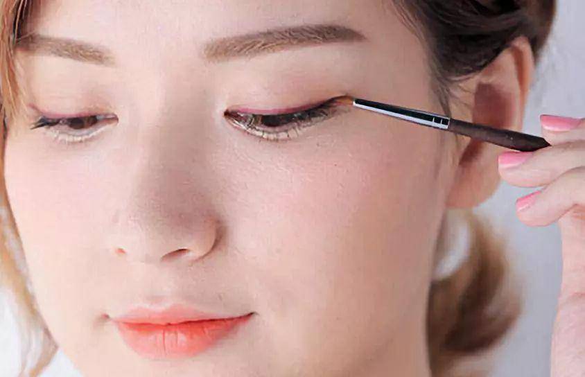 赵丽颖大浓妆out了，32岁赵丽颖“伪素颜”赚足眼球！美妆界作弊神器