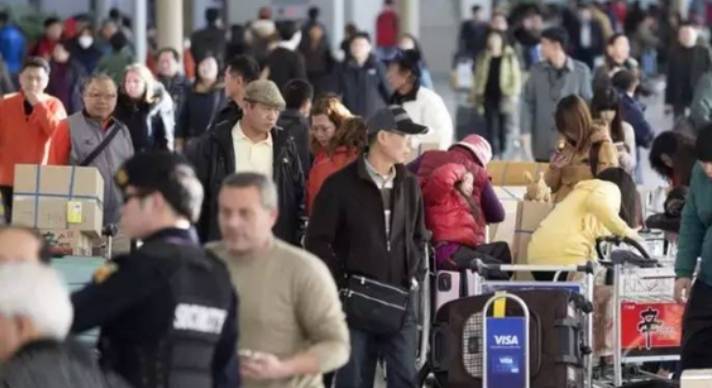 “真没法儿卖给你”，韩国游客搞不懂：在中国买西瓜咋这么难？
