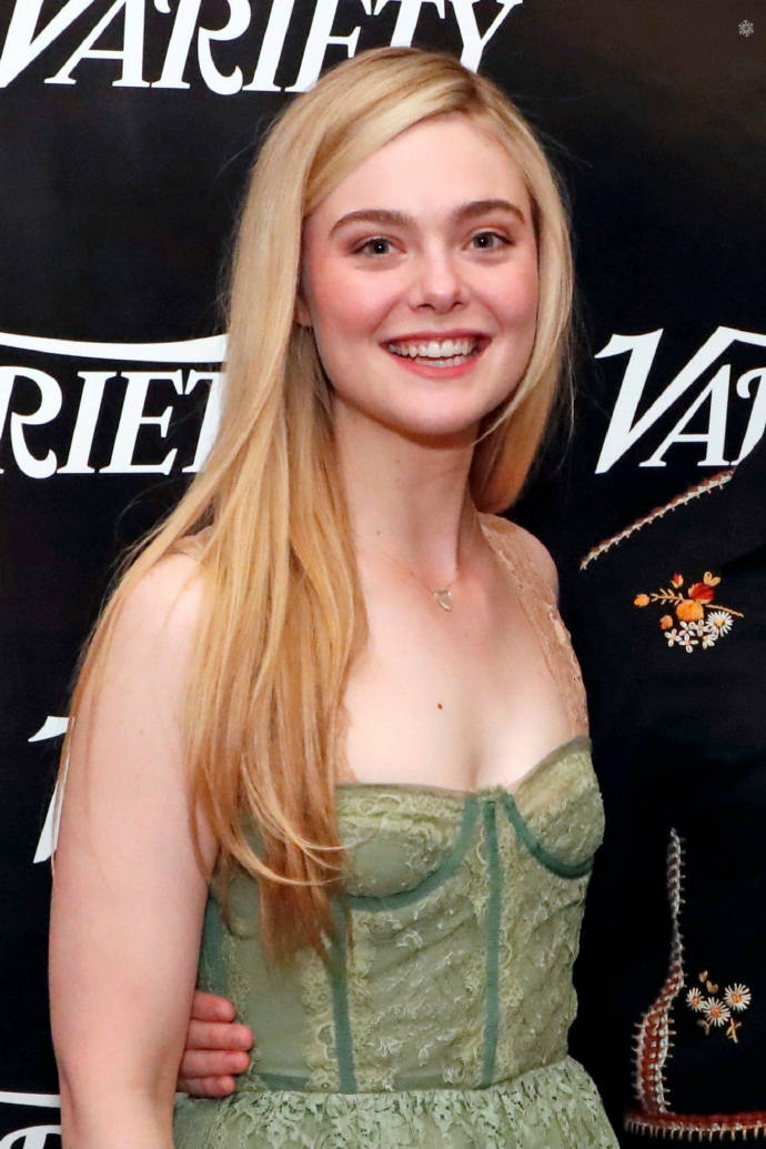 24岁艾丽范宁蕾丝裙现身红毯,身材曲线性感迷人,金发红唇好诱惑_普莱