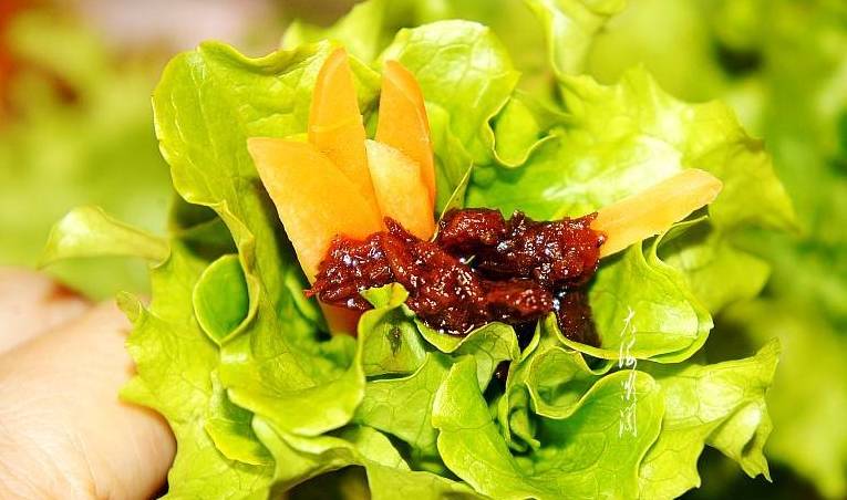 胡萝卜素|妹子的轻食晚餐,走红朋友圈,网友:真自律,难怪这么年轻