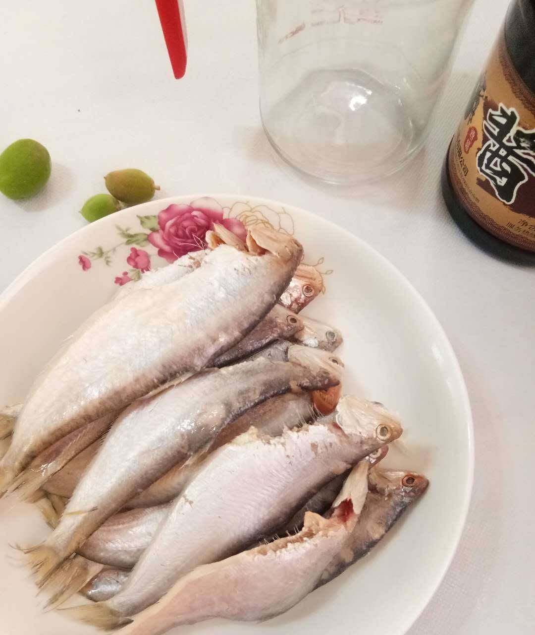 一个小窍门,教你如何煎制出,鱼肉鲜美,完整不碎的黄鲫子鱼