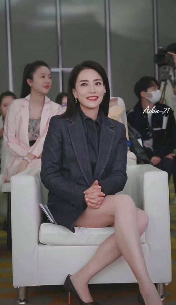 原创霍汶希气质真好牛仔西装配短裙高级洋气就是肌肉腿减分了