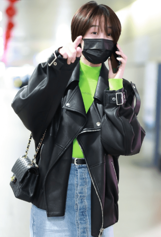 原创蓝盈莹品味持续在线机场穿皮衣配牛仔裙内搭荧光绿底衫太靓了