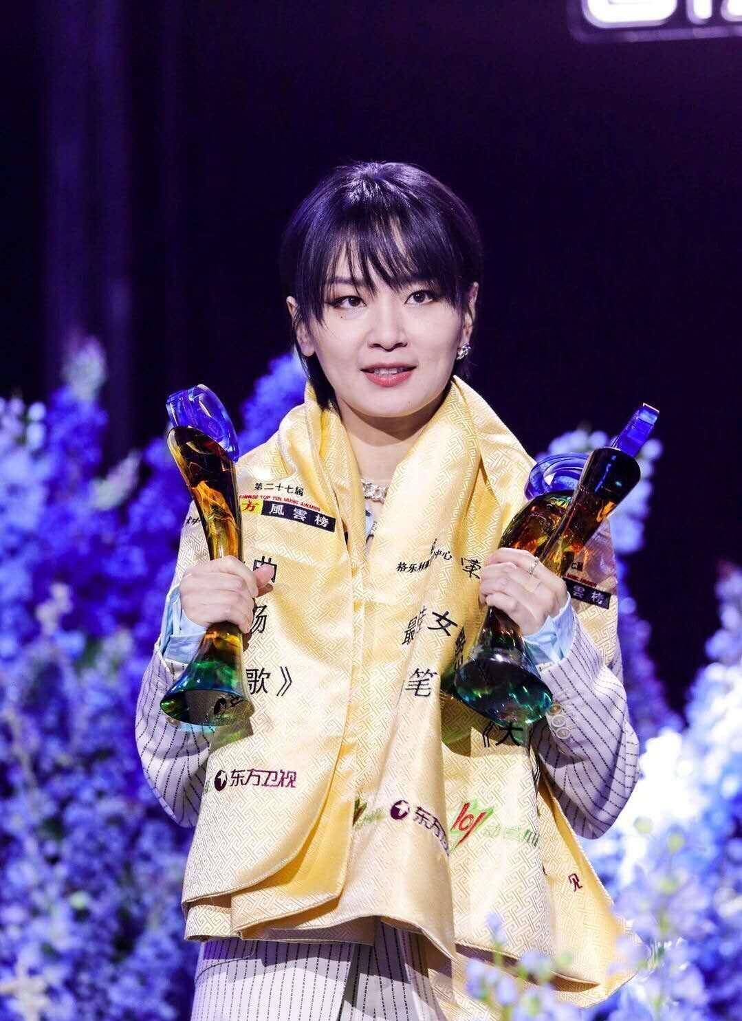 阿云嘎无修图：张艺兴脸圆一圈好像胖了，女主持人遮住半边脸神似杨幂