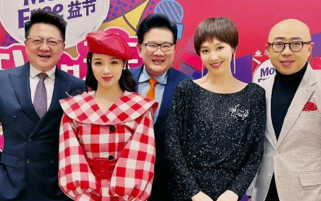 美女主持人王冠也开始带货了想竞争东方卫视一姐难度太大