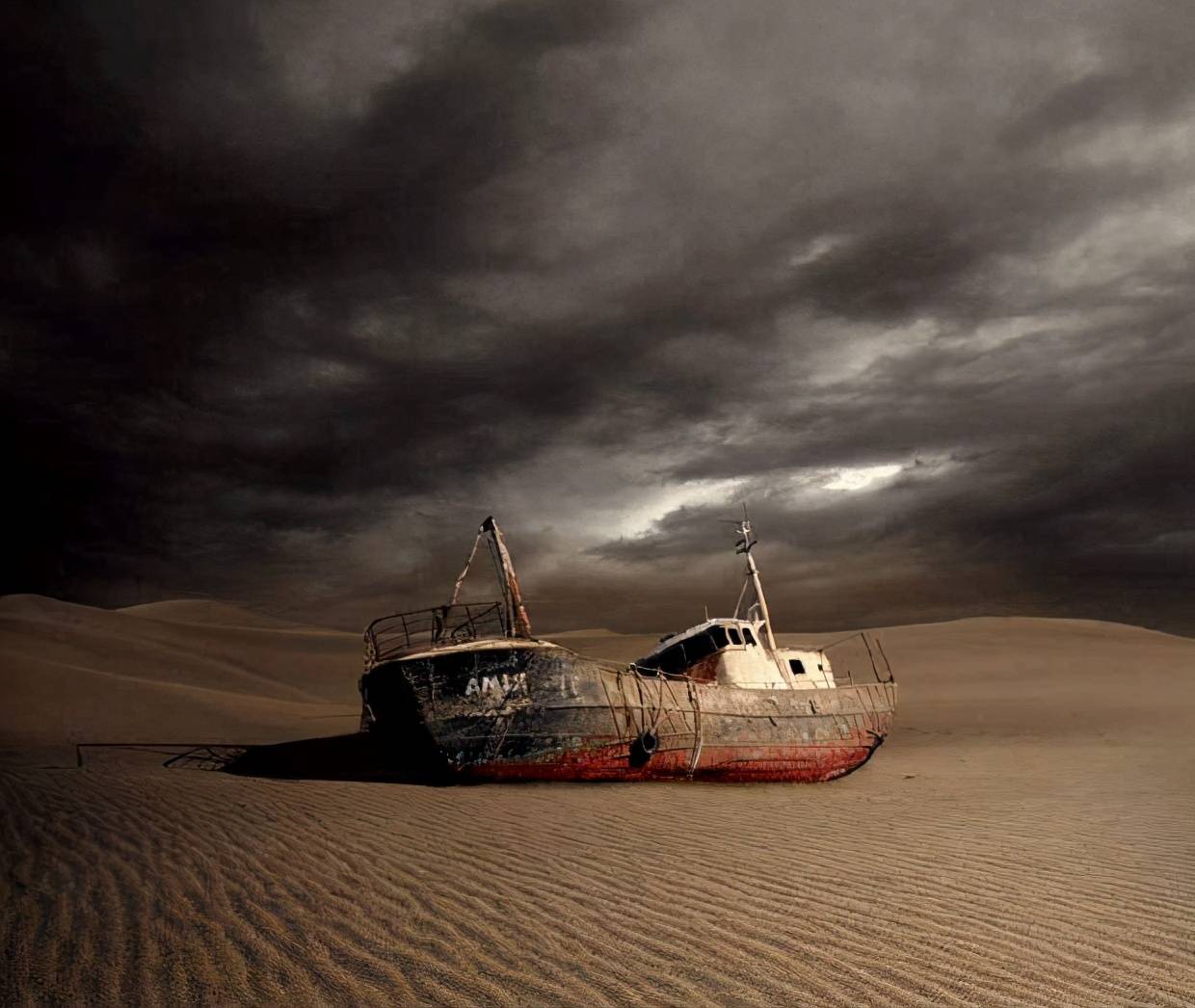 沙漠惊现的古老大船，到底来自何处？地质专家给出服众的解释