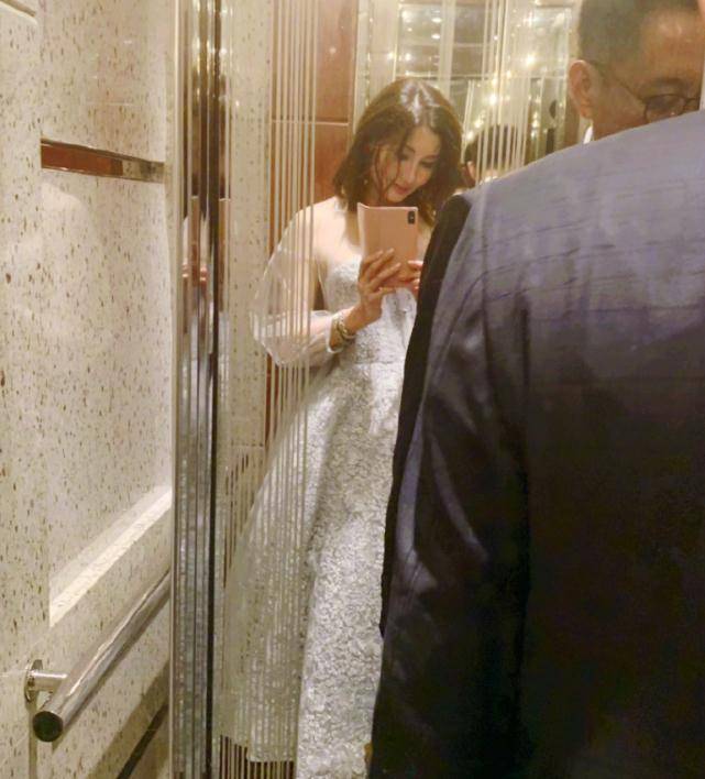 长发李嘉欣深夜晒素颜照，港风美女变网红脸，网友：老公怎么忍的？