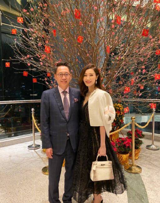 长发李嘉欣深夜晒素颜照，港风美女变网红脸，网友：老公怎么忍的？