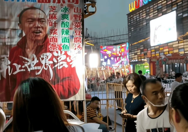 然而面条哥不知道对自己的生意失败进行反思,反而将原因归咎于荥阳人