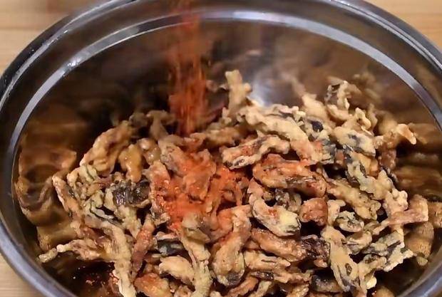 做法|炸蘑菇的好吃做法，比锅巴还香脆，营养美味，不错的家中小零食
