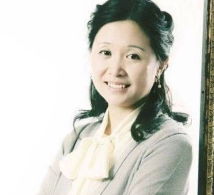 同学|黄菡：倒追丈夫恩爱31年无绯闻，是别人的情感导师，却搞不定女儿？