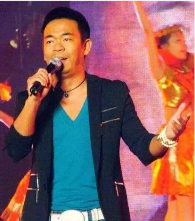 身份|他被称作是张嘉益的“小跟班”,以歌手身份出道,却在转型后被骂!