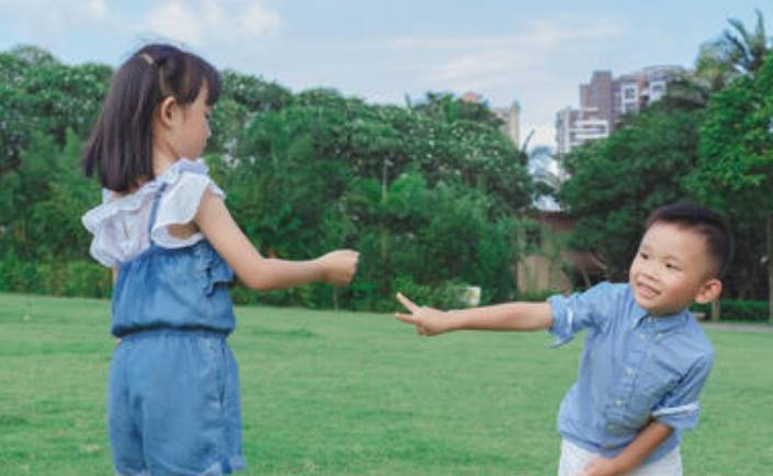 心理准备|姐姐21岁，父母执意生二胎，车祸去世后，幼子被女儿送人