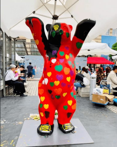 憨态可掬的柏林熊在哈尔滨世界欢乐城展现文化积淀与顽强的生命力