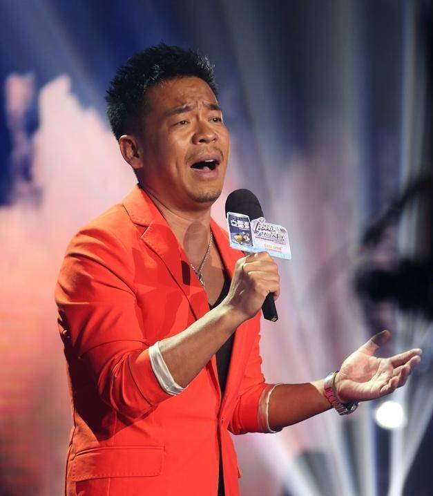 身份|他被称作是张嘉益的“小跟班”,以歌手身份出道,却在转型后被骂!