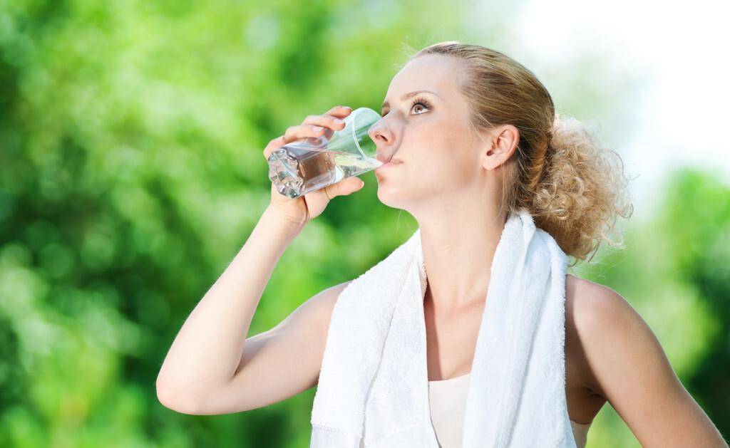 多饮水|多饮水究竟能保护肾脏还是会伤害肾脏？医生：这样饮水更健康