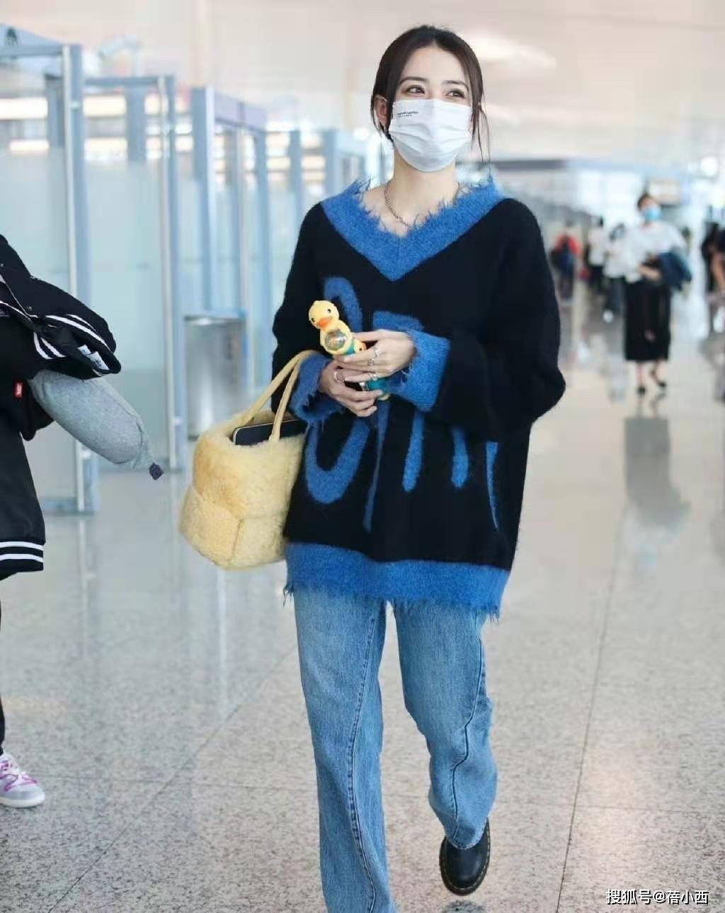 一身 “徐璐”太会穿了！“一身白色”搭配简约大气，气质完胜同龄人