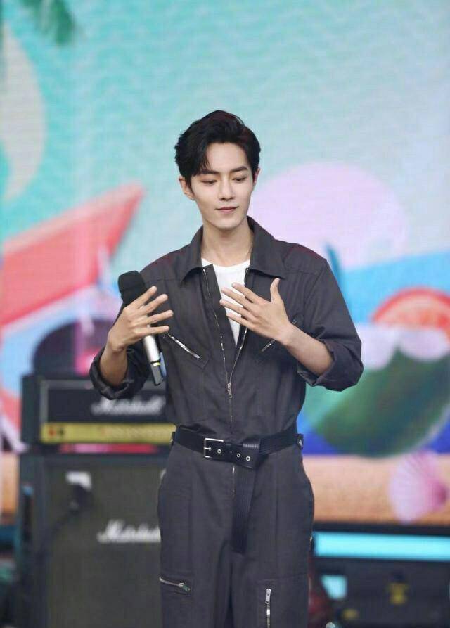 设计 29岁华晨宇和28岁肖战撞衫，同一件连体工装裤，你觉得谁更帅气？