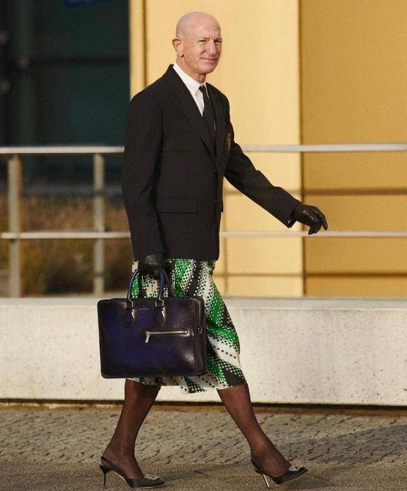 高跟鞋 61岁德国肌肉大叔穿短裙登上杂志,上班也穿小裙子,还火遍外网