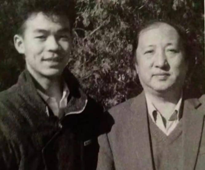 身份|他被称作是张嘉益的“小跟班”,以歌手身份出道,却在转型后被骂!