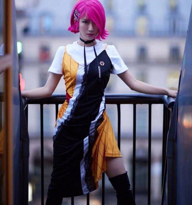 颜色 34岁李念，粉色T恤搭配黑裤子，造型休闲又有活力感！