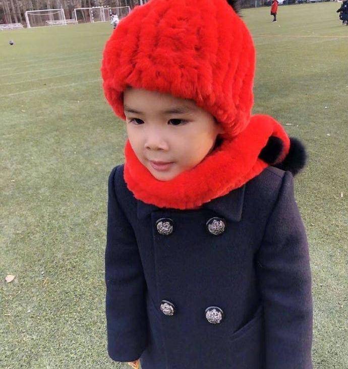 一身 黄圣依晒小儿子，3岁杨安麟穿着双排扣风衣，浓眉大眼帅如小王子