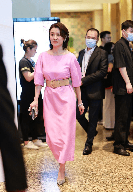 设计 “大娘子”刘琳身材原来这么好,穿斜肩裙骨感鲜明,有皱纹也高级