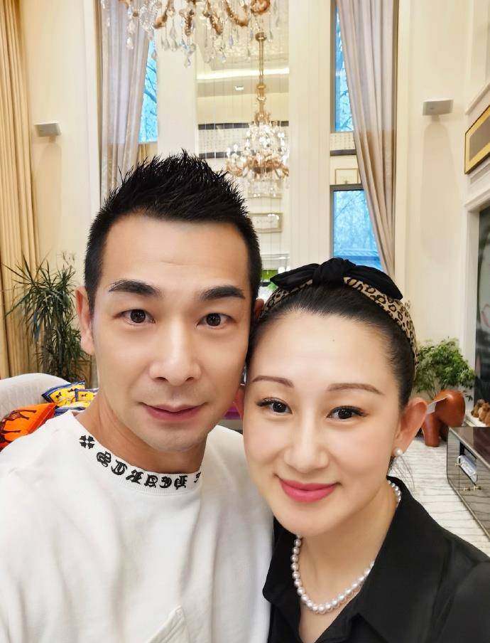 原创49岁赵文卓为媳妇庆生一家四口同框秀幸福豪宅奢华如宫殿