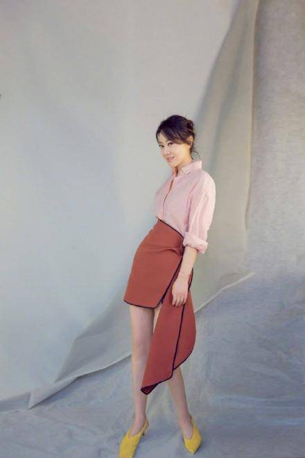 闫妮 48岁闫妮用“腿”留住青春,穿牛仔连衣裙好洋气,婀娜身段似少女