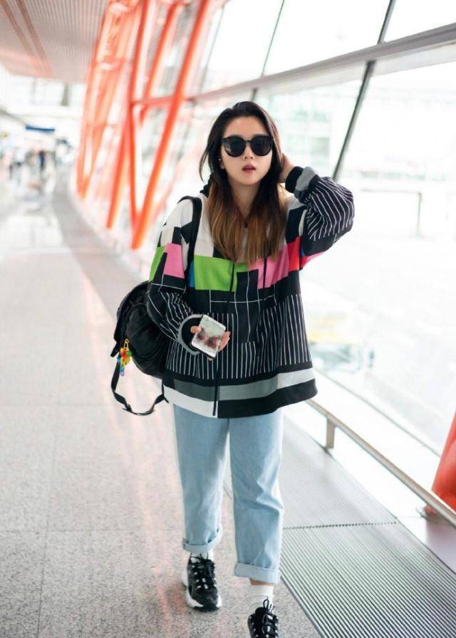 身材 33岁何洁罕见素颜带娃，穿灰色宽松T恤，一双大“粗腿”依然抢镜