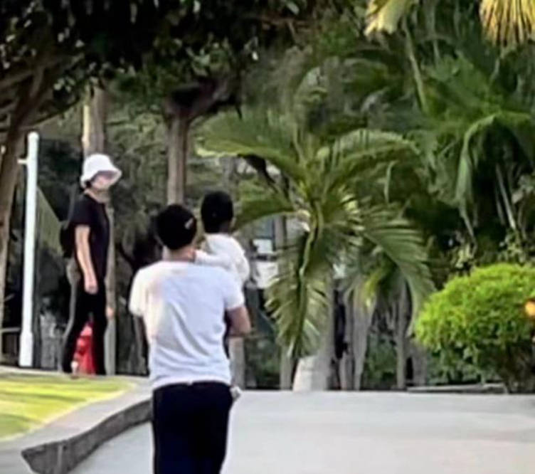 细节 撒贝宁带娃被偶遇，2岁儿子正脸首曝光，混血感超强太像外国妈妈