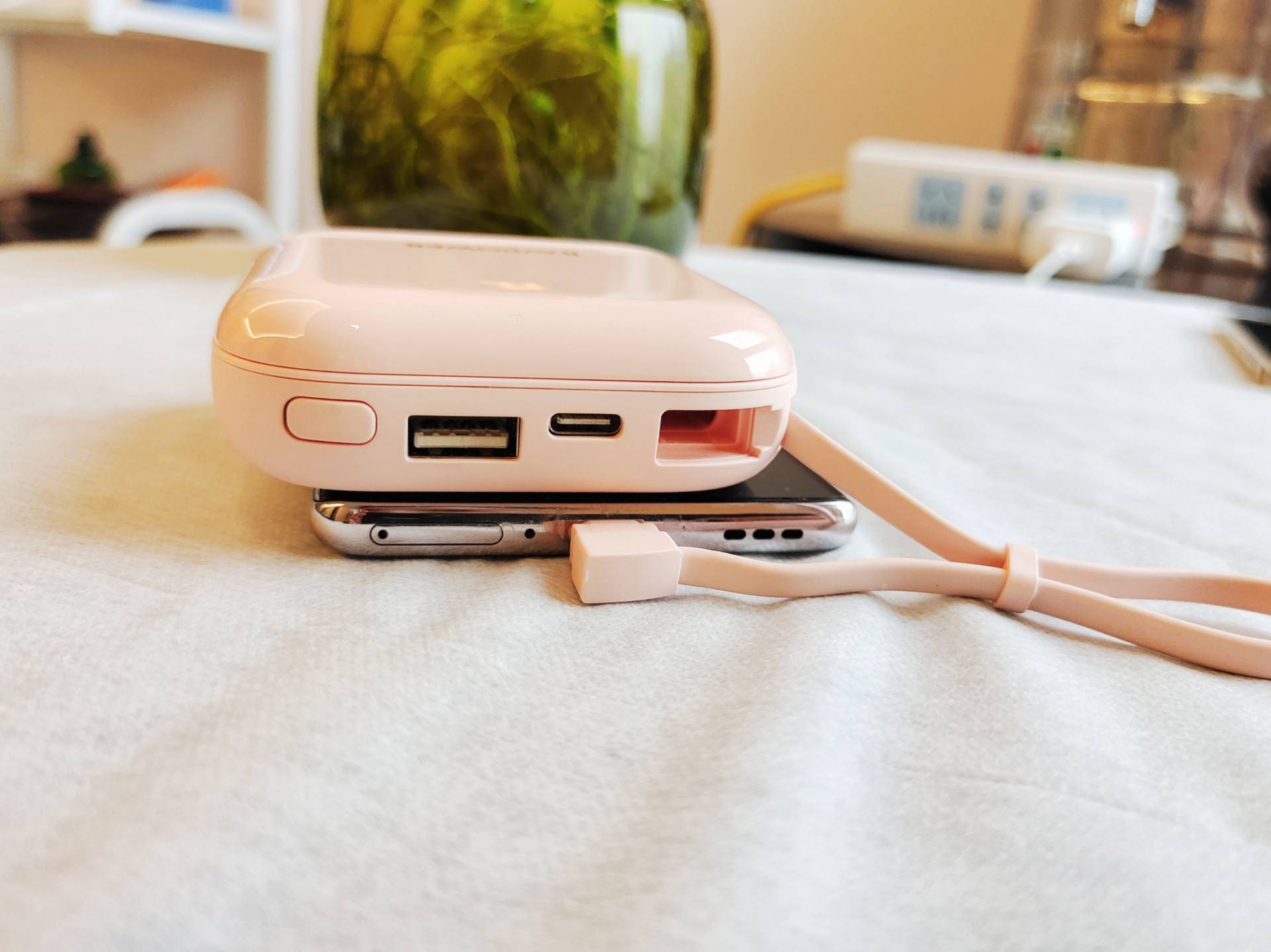 人生第一款充电宝，RAVPower自带线充电宝，小宝贝大能量