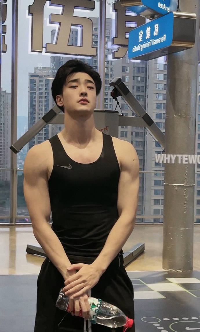 重庆师范大学肌肉学霸,一身腱子肉的大长腿,腹肌宛如搓衣板!