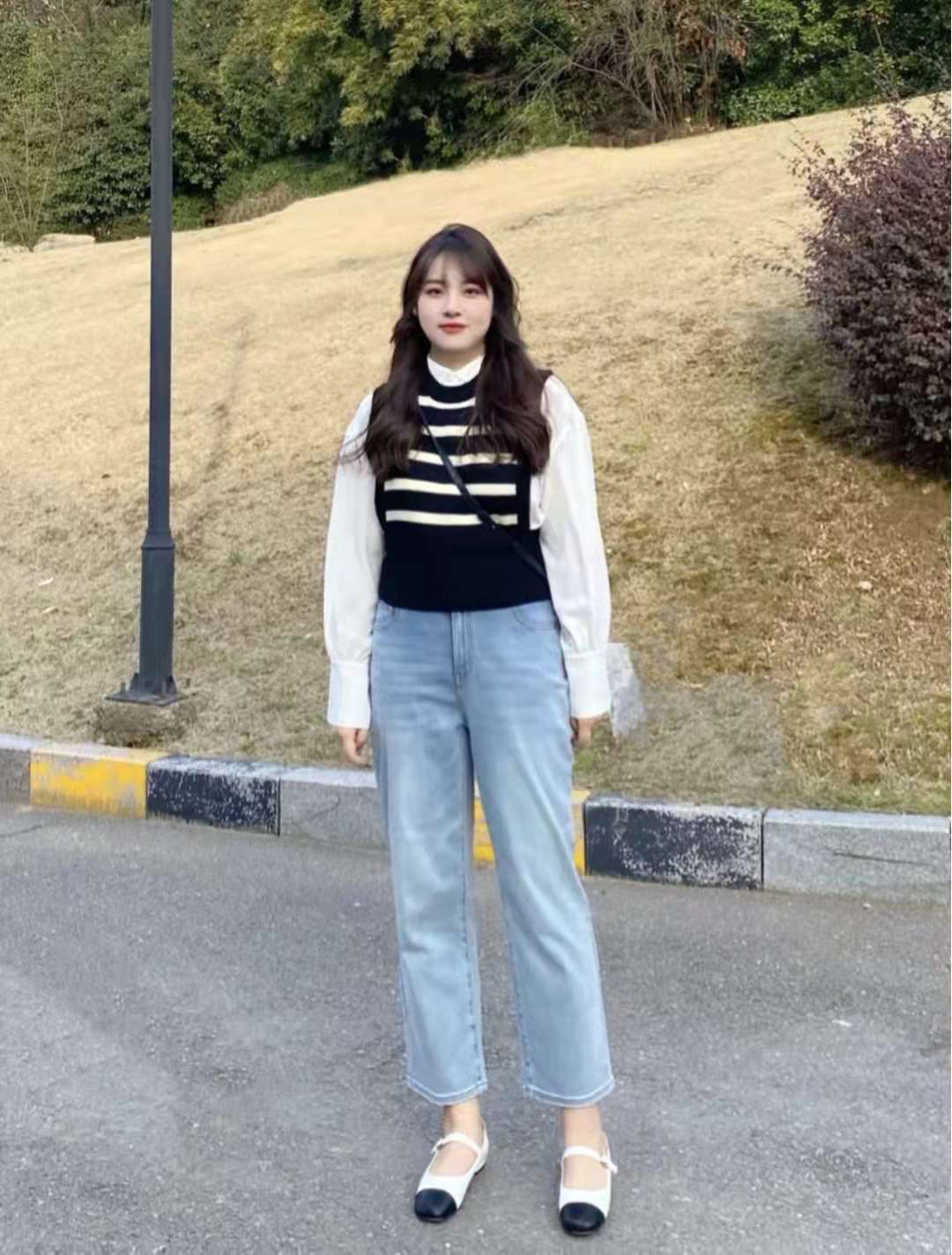 黑白条纹短小精致,里面叠穿白色衬衫更显精致,下半身再搭配9分的浅色