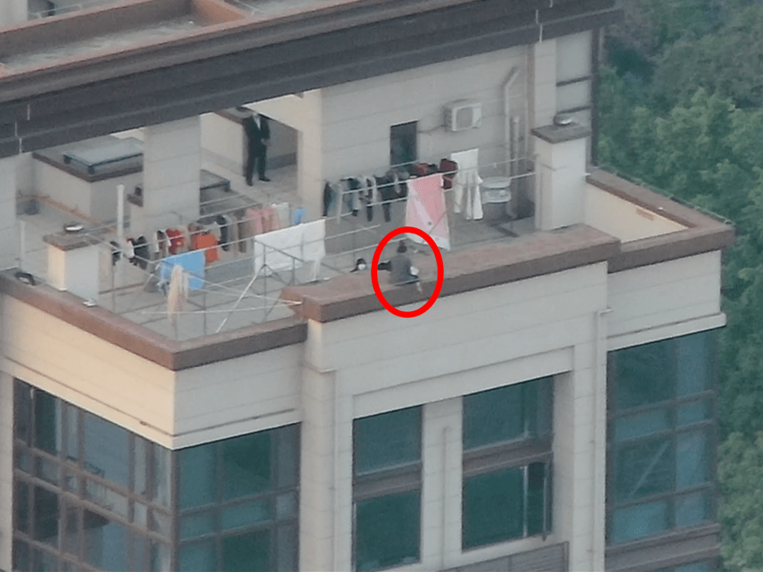 民警迅速前往现场意欲轻生一名女子在某小区楼顶龙桥派出所接到报警