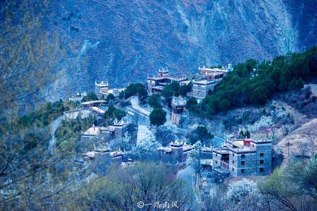 四川甘孜甲居藏寨，入选“中国最美的六大乡村古镇”，春天真好看