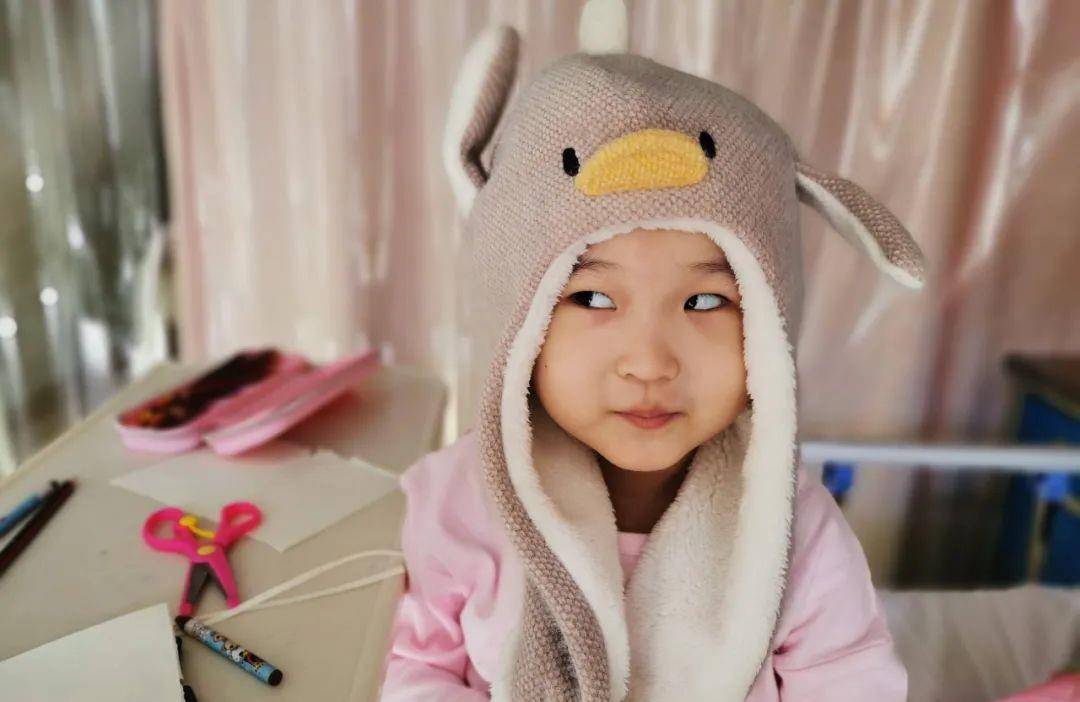 在借住的房子里,唐彬简单地买了几样电器就算结婚了,同年女儿婧萱出生