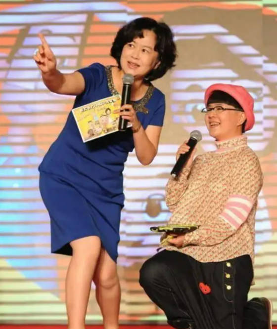 鞠萍成名路上有泪有痛嫁普通人伤透心带儿子再嫁终获幸福