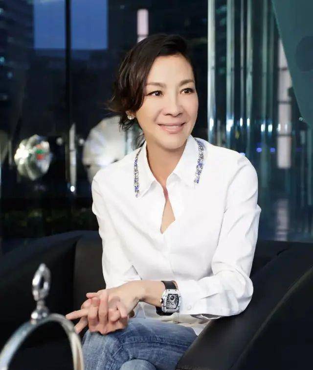 整张杨紫琼肤色暗沉没气质？57岁近看脸好紧致，不打针反而耐老！