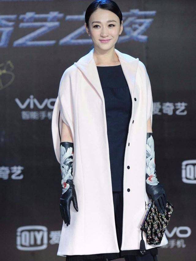 女神李小冉素颜白皙清纯，44岁状态太年轻，跟钟汉良挽手拍照很亲密！