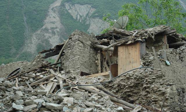 地震引發火災,十六座寺廟,萬餘間民房倒塌,洱海東部成為一片廢墟,三千