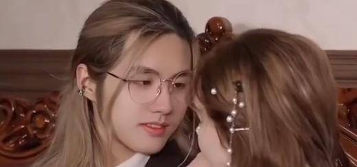 底子真人芭比迪丽拉卸妆辟谣，却只擦了眼妆与眉毛，吃饭都不敢张嘴