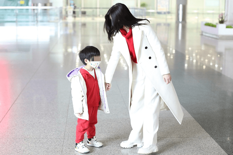 母子俩 陈妍希把机场当秀场,手牵儿子大步走路像走秀,母子俩穿得真养眼