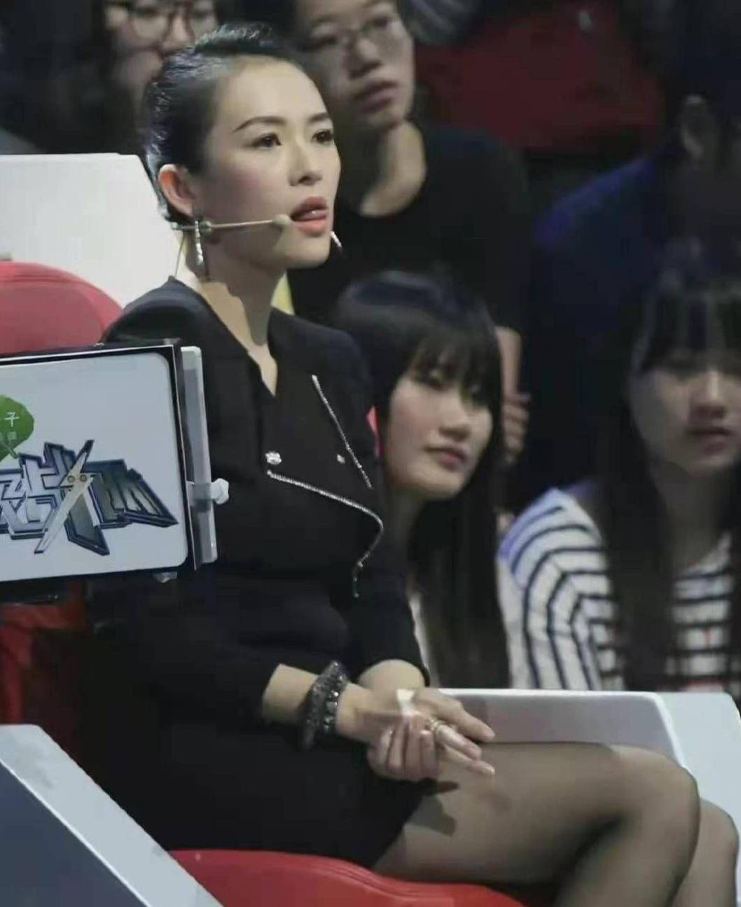 章子怡综艺旧照被扒穿超短裙也不怕走光对着镜头吐舌头啥意思