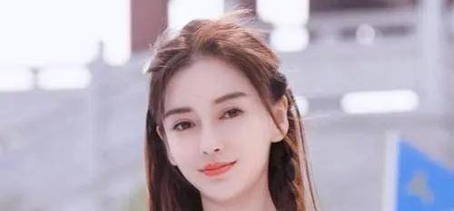 底子真人芭比迪丽拉卸妆辟谣，却只擦了眼妆与眉毛，吃饭都不敢张嘴