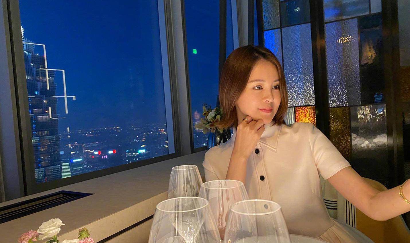 嫁给爱情的关悦真美,一袭白裙知性优雅,配微卷短发年轻10岁不止