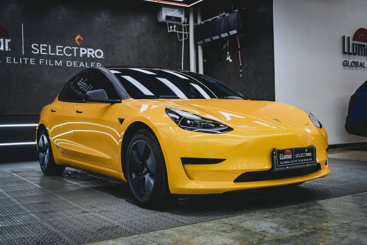 天津汽车贴膜特斯拉model3超亮金属枫叶黄改色案例分享