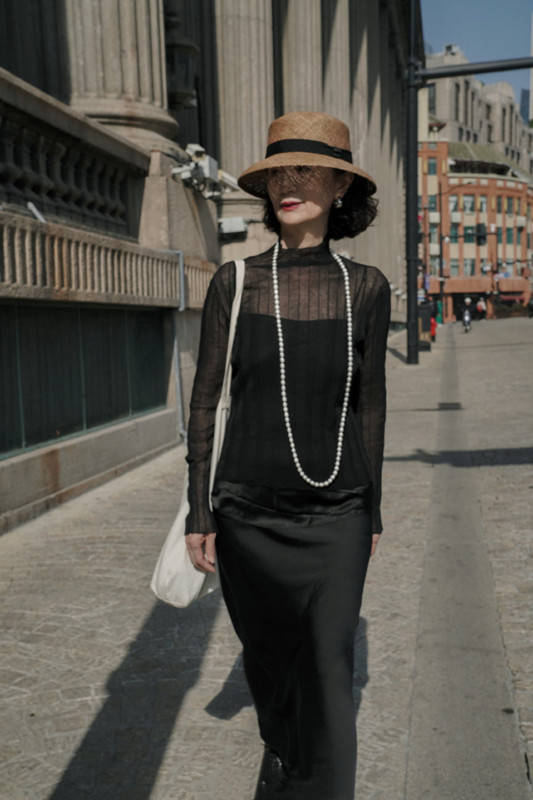 黑色 三木妈的最新街拍告诉我们：能玩转“黑色穿搭”的女人，更显高级