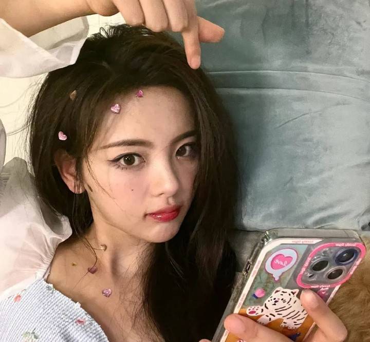 手机杨超越对镜比心比耶清丽脱俗！雪肤玉貌美得让人心动